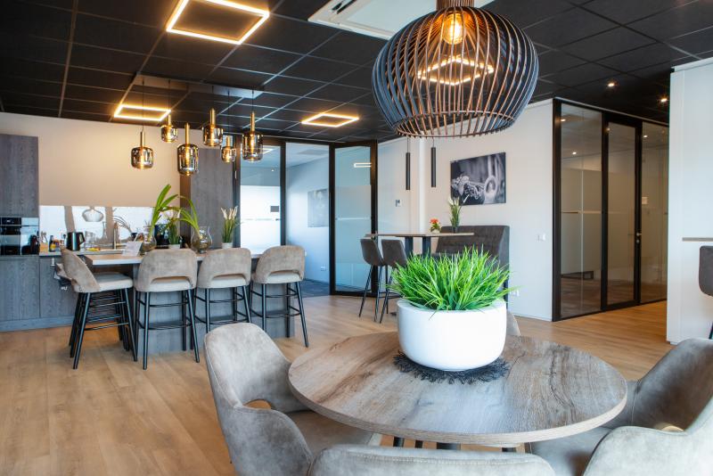 Per 1 juni te huur:
- Unit 2.3
55m2 op de 2de verdieping.
Huurprijs €220,- per m2 per jaar , excl. servicekosten en btw.
Per 1 juni te huur:
- Unit 2.4
44m2 op de 2e verdieping
Huurprijs is € 220, per m2 per jaar excl. BTW en servicekosten.